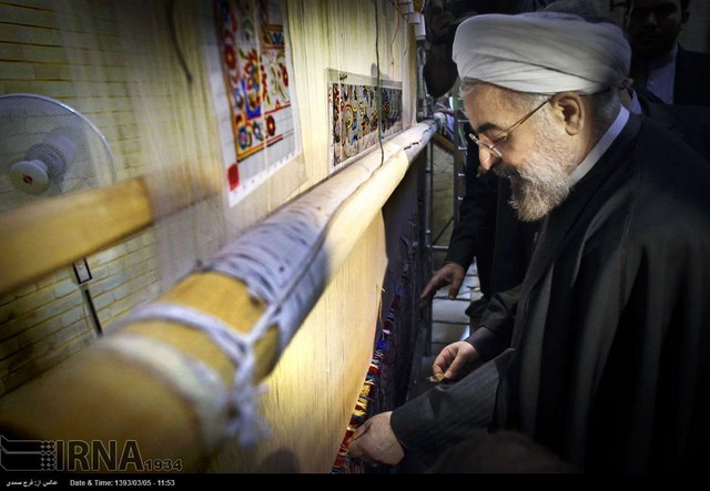 دکتر حسن روحانی در حال بافت قالی